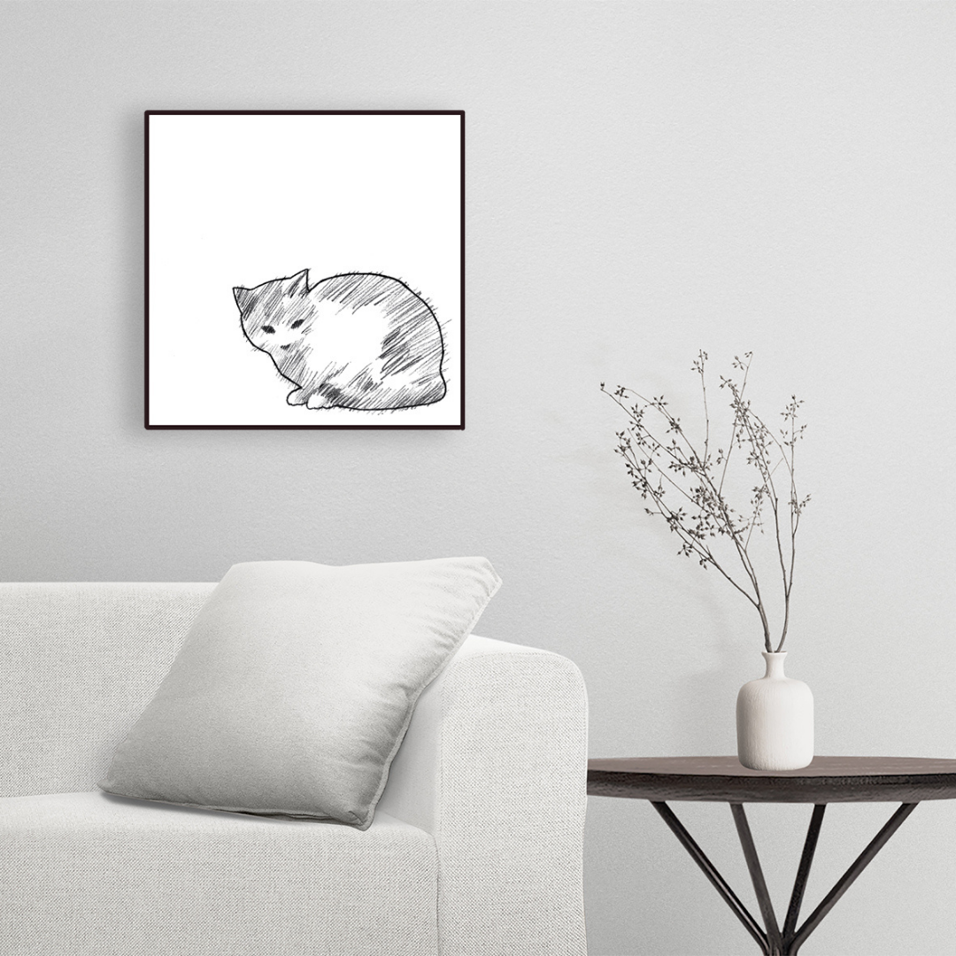 Ambientazione di Opera in bianco e nero di un gatto accoccolato, semplice ma espressivo, intitolato "MIO" di Amleto Dalla Costa.