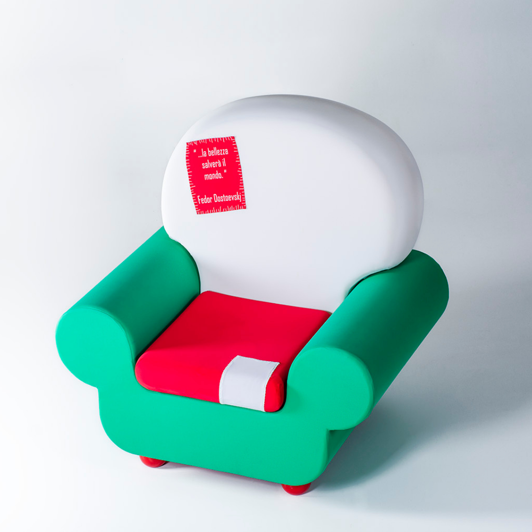 Poltrona Papì verde e bianca con citazione rossa