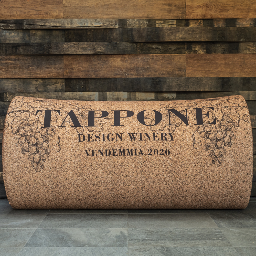 Divano a forma di tappo gigante “TAPPONE” firmato Gugliermetto per Mycrom Art. Arredo POP in poliuretano extramorbido, perfetto per interni originali e wine lovers.