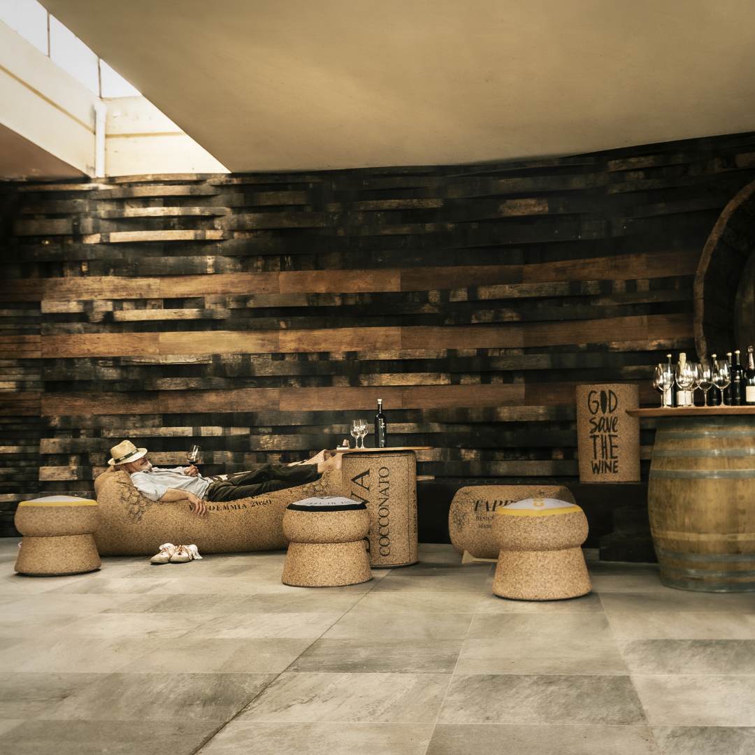 TAPPONE – Il Divano-Amaca che Sa di Vino