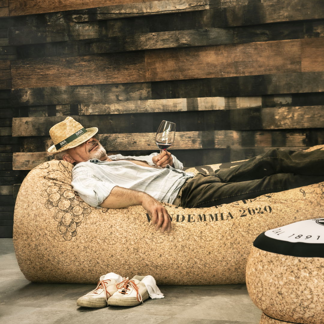 TAPPONE – Il Divano-Amaca che Sa di Vino