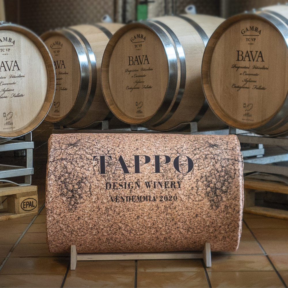 Panchetta Tappo Design Winery 2020 di Diego Maria Gugliermetto per Mycrom Art, seduta POP ispirata a un turacciolo di sughero, sfoderabile e lavabile, made in Italy.