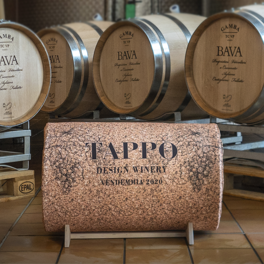 Panchetta Tappo Design Winery 2020 di Diego Maria Gugliermetto per Mycrom Art, seduta POP ispirata a un turacciolo di sughero, sfoderabile e lavabile, made in Italy.