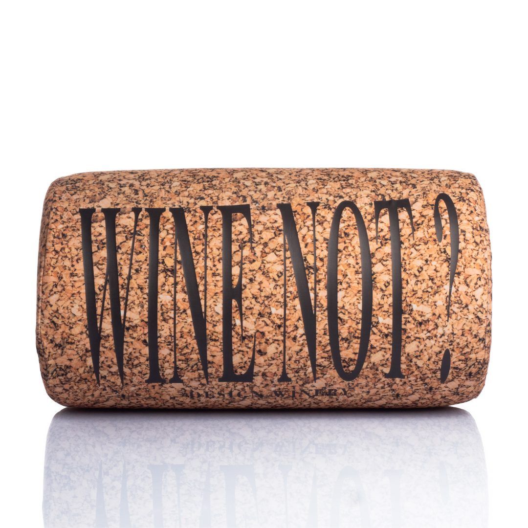 Cuscino a forma di tappo da vino con la scritta "Wine Not?", design ironico e POP, elemento d'arredo moderno realizzato da Diego Maria Gugliermetto