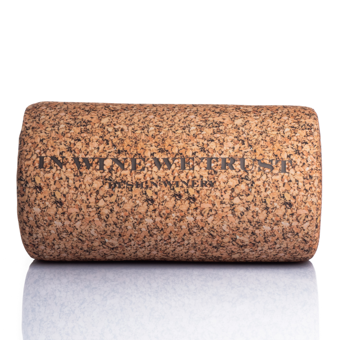 Cuscino a forma di tappo da vino con la scritta "In Wine We Trust", design ironico e POP, elemento d'arredo moderno realizzato da Diego Maria Gugliermetto
