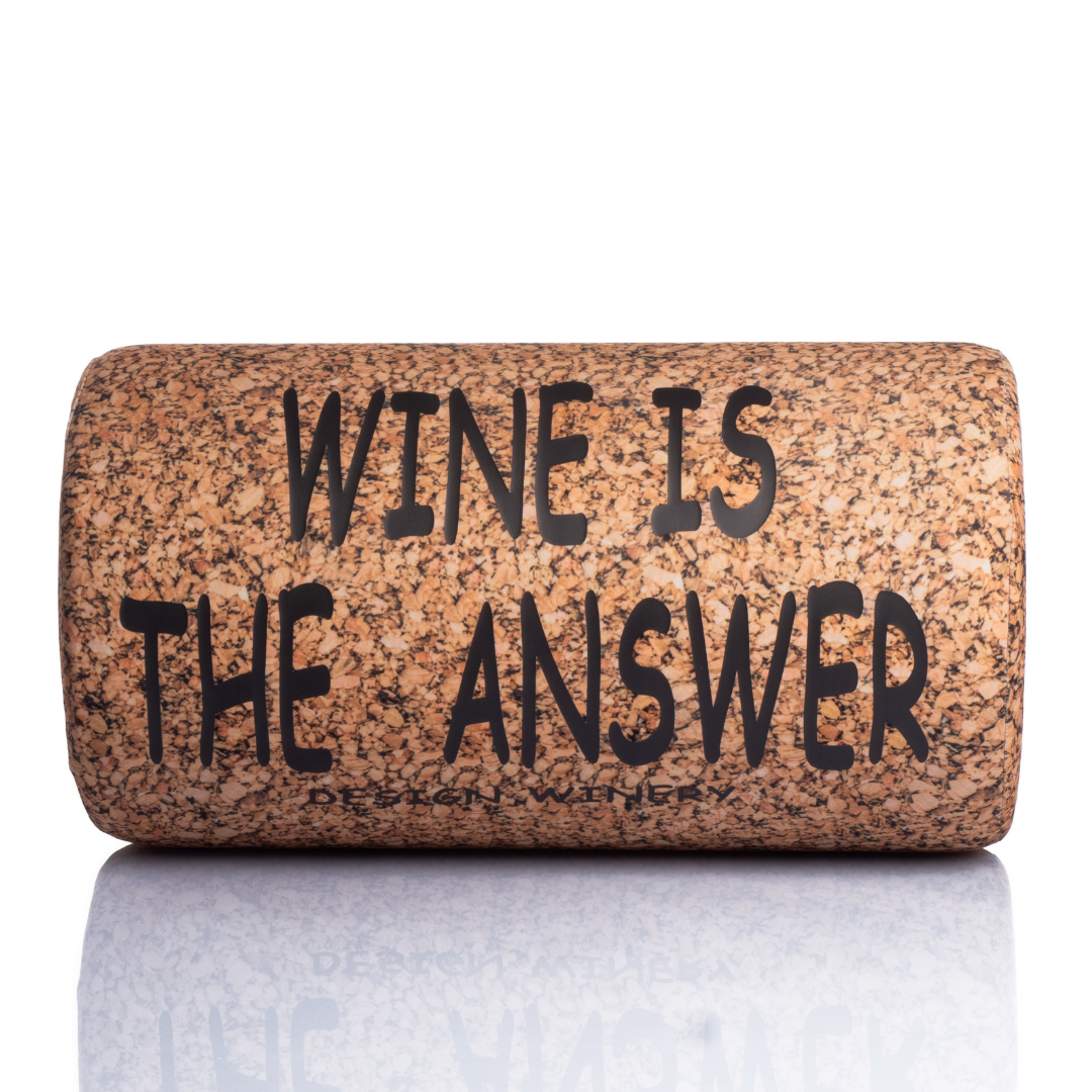 Cuscino a forma di tappo da vino con la scritta "Wine is the answer", design ironico e POP, elemento d'arredo moderno realizzato da Diego Maria Gugliermetto