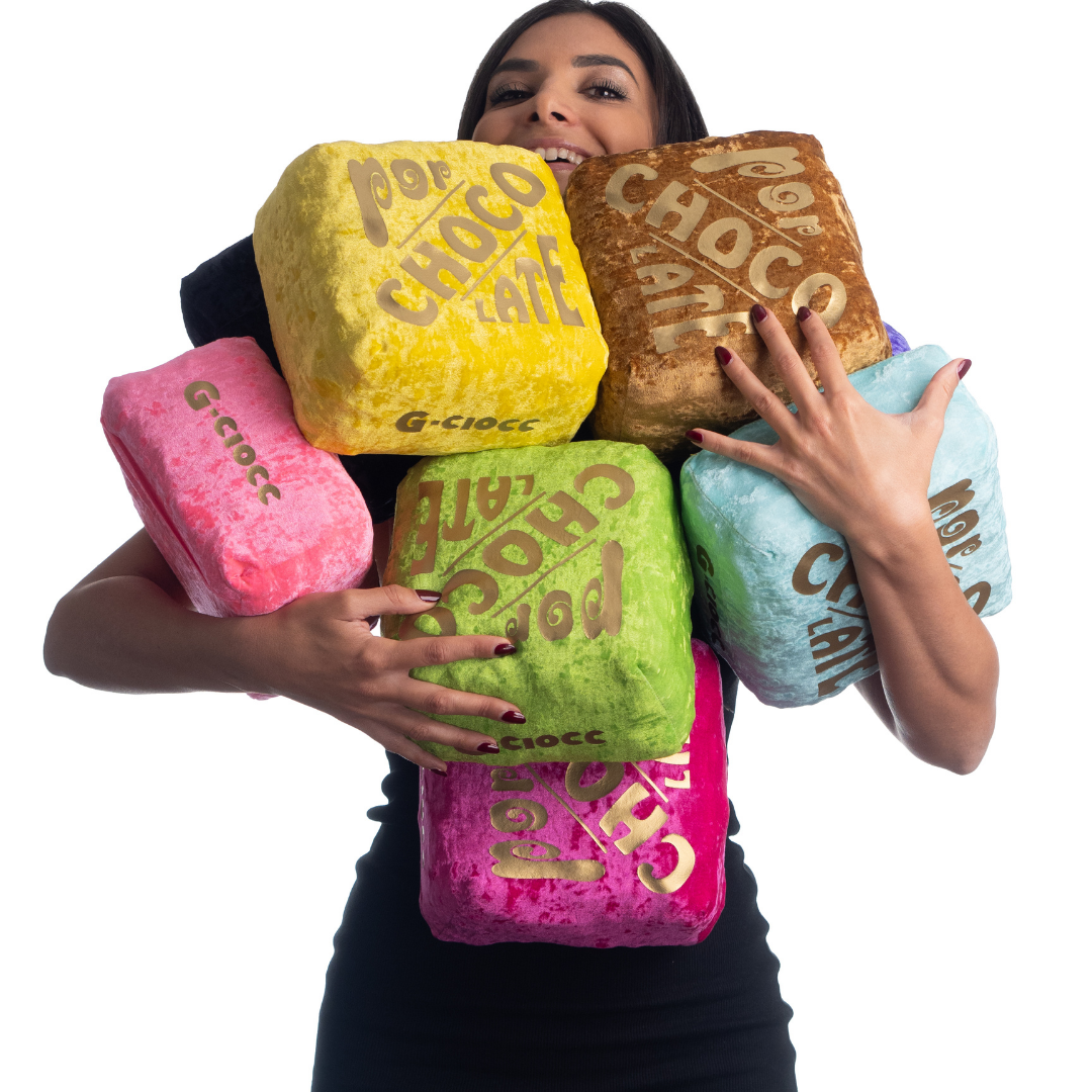 Cuscini POP CHOCO colorati di Diego Maria Gugliermetto, arredo design in velluto elastico, forma cioccolatino, disponibili in 14 colori vivaci