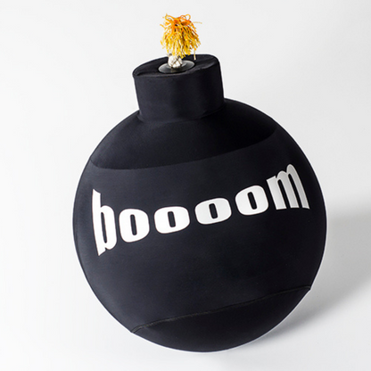 Pouf nero con scritta 'boooom' intitolato 'La Bum' di Diego Maria Gugliermetto
