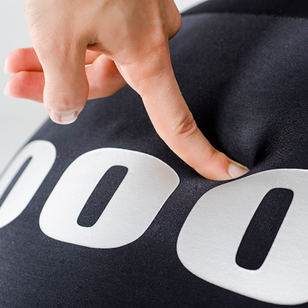 Dettaglio mano che preme pouf 'La Bum' nero