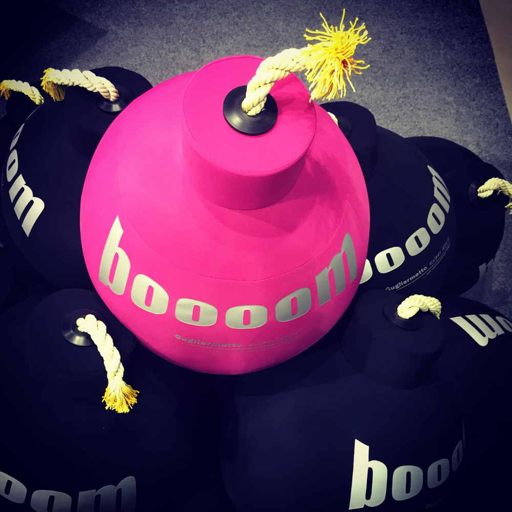 Pouf 'La Bum' rosa e nero con scritta 'booom'