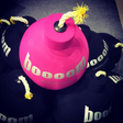 Pouf 'La Bum' rosa e nero con scritta 'booom'