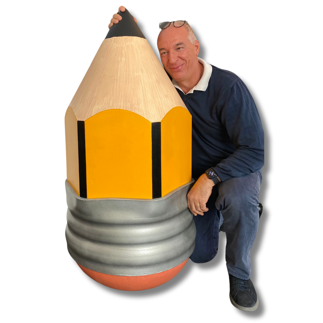 Persona accanto al pouf Matito a forma di matita