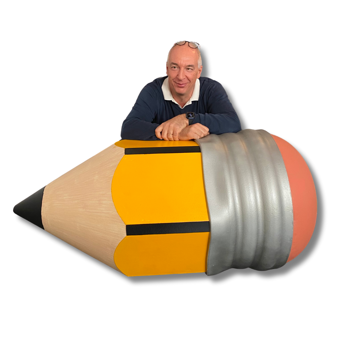 Persona appoggiata al pouf Matito a forma di matita