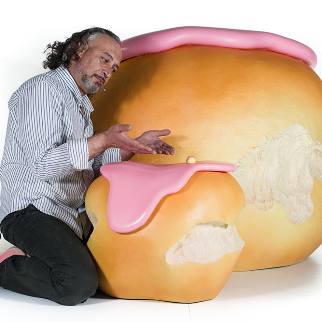 Artista con grande pouf Big Eat Bignè rosa