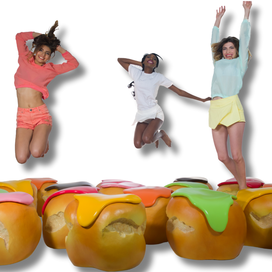 Persone che saltano su pouf Big Eat Bignè colorati