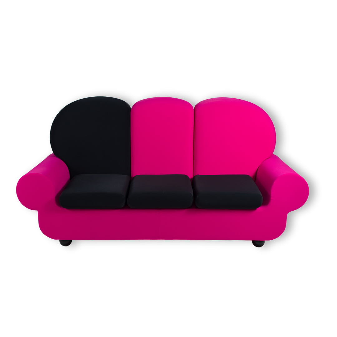 Divano 'Papì colors 3 posti' di Gugliermetto in sfumature vivaci di fucsia con seduta nera su sfondo omogeneo per interni moderni e stilosi.