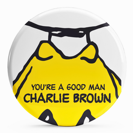 Bollino adesivo con il messaggio 'You're a Good Man, Charlie Brown' su sfondo giallo, diametro 2,5 cm, spirito Peanuts.