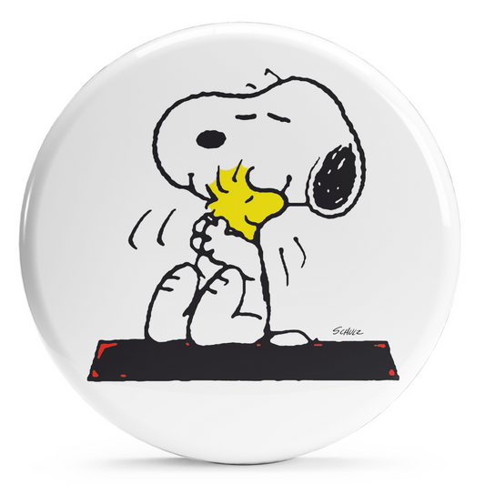 Bollino adesivo di Snoopy che abbraccia Woodstock, diametro 2,5 cm, da collezione Peanuts, esprime amicizia e affetto.