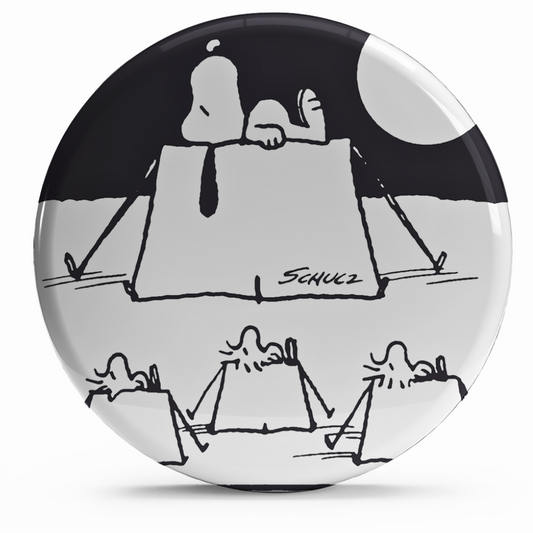 Bollino adesivo di Snoopy rilassato sulla sua tenda, diametro 2,5 cm, per un tocco di serenità quotidiana.