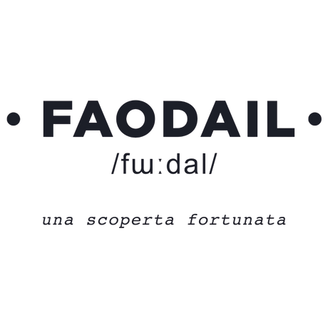 Adesivo murale 'FAODAIL' che evoca scoperte fortunate, ideale per ambienti moderni e ricercati.