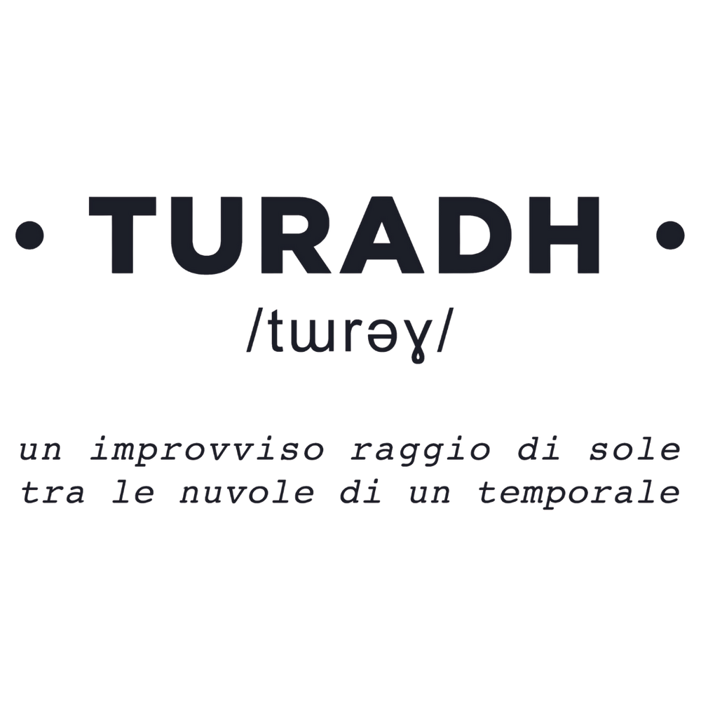 Sticker artistico 'Turadh' che rappresenta un raggio di sole che filtra tra le nuvole - decorazione murale che porta luce e serenità.