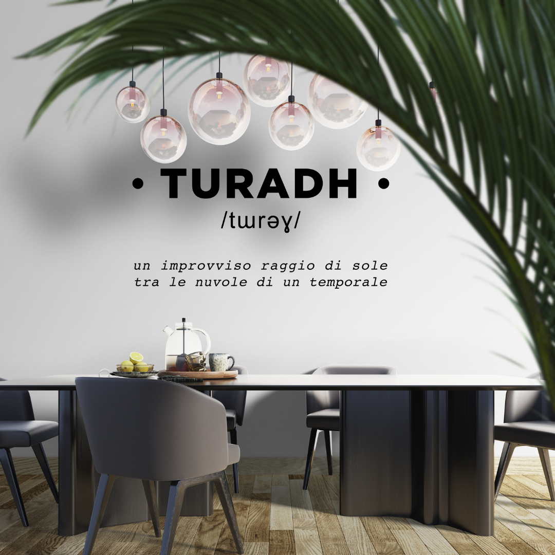Ambientazione sala da pranzo Sticker artistico 'Turadh' che rappresenta un raggio di sole che filtra tra le nuvole - decorazione murale che porta luce e serenità.