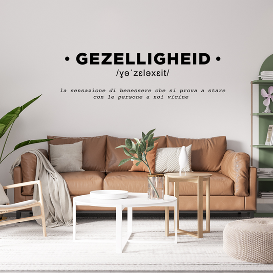 Ambientazione Sticker da muro 'Gezelligheid' rappresentante la convivialità olandese con traduzione italiana, perfetto per un ambiente accogliente.