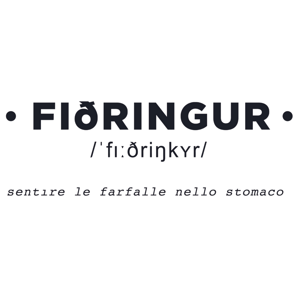 Adesivo murale 'FIÓRINGUR' in una stanza moderna, simboleggia il sentirsi vivi con 'farfalle nello stomaco' per una casa piena di emozioni.