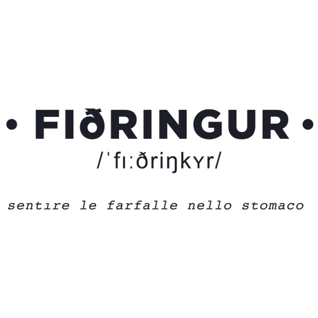 Adesivo murale 'FIÓRINGUR' in una stanza moderna, simboleggia il sentirsi vivi con 'farfalle nello stomaco' per una casa piena di emozioni.