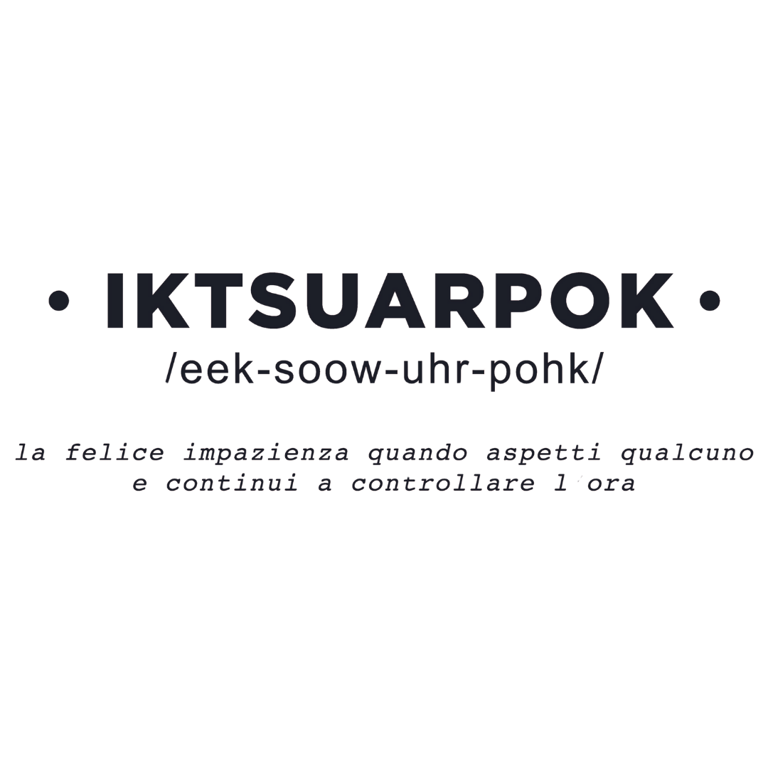 Adesivo murale IKTSUARPOK che simboleggia l'attesa gioiosa, con testo e traduzione italiana per una decorazione significativa.