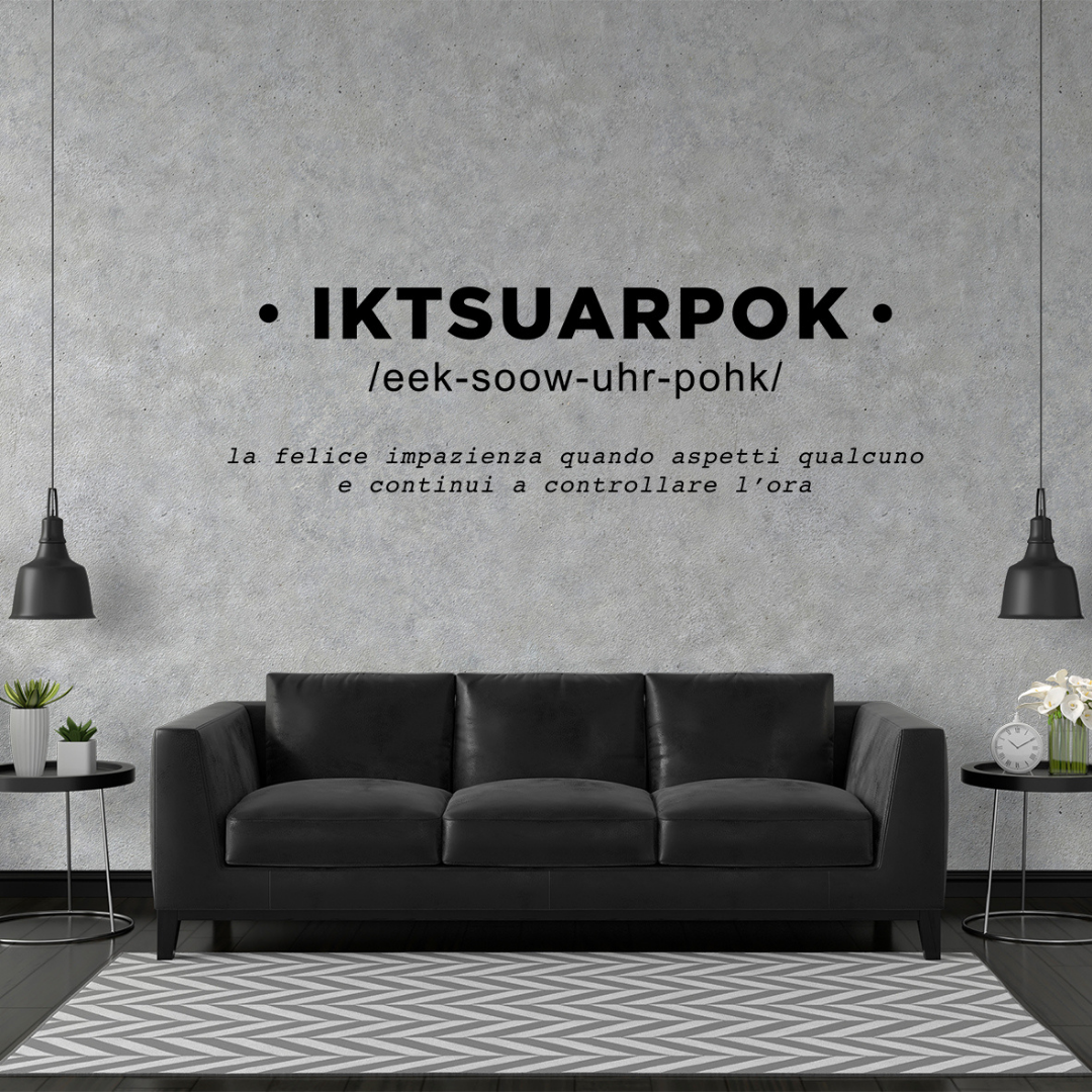 Ambientazione Adesivo murale IKTSUARPOK che simboleggia l'attesa gioiosa, con testo e traduzione italiana per una decorazione significativa.