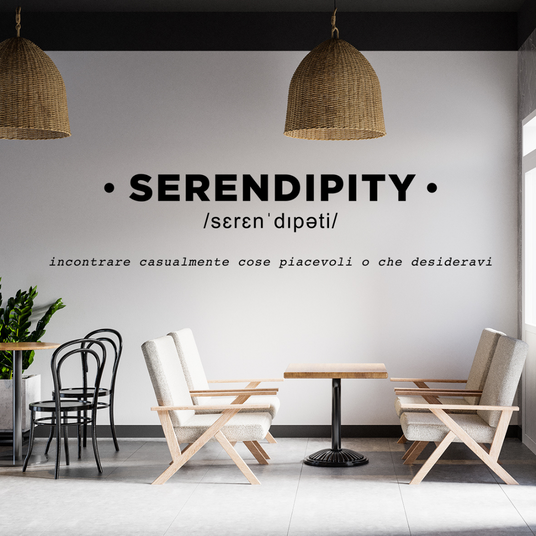 Ambientazione parete Sticker 'SERENDIPITY' che significa 'incontrare casualmente cose piacevoli', per un arredamento che ispira quotidiane meraviglie.