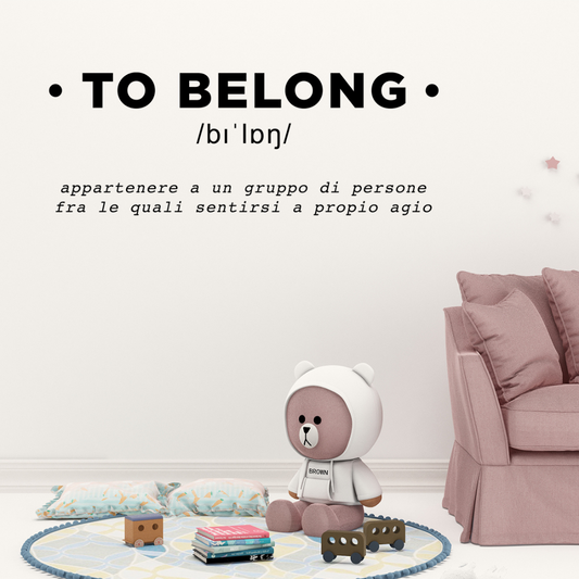 Ambientazione Sticker 'TO BELONG' in serigrafia su carta Fabriano, espressione artistica del comfort e appartenenza per interni accoglienti.