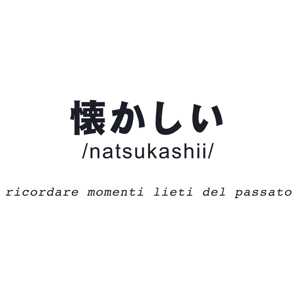 Adesivo murale in bianco e nero con la parola 'natsukashii', nostalgia per momenti felici, per un'atmosfera serena e riflessiva.