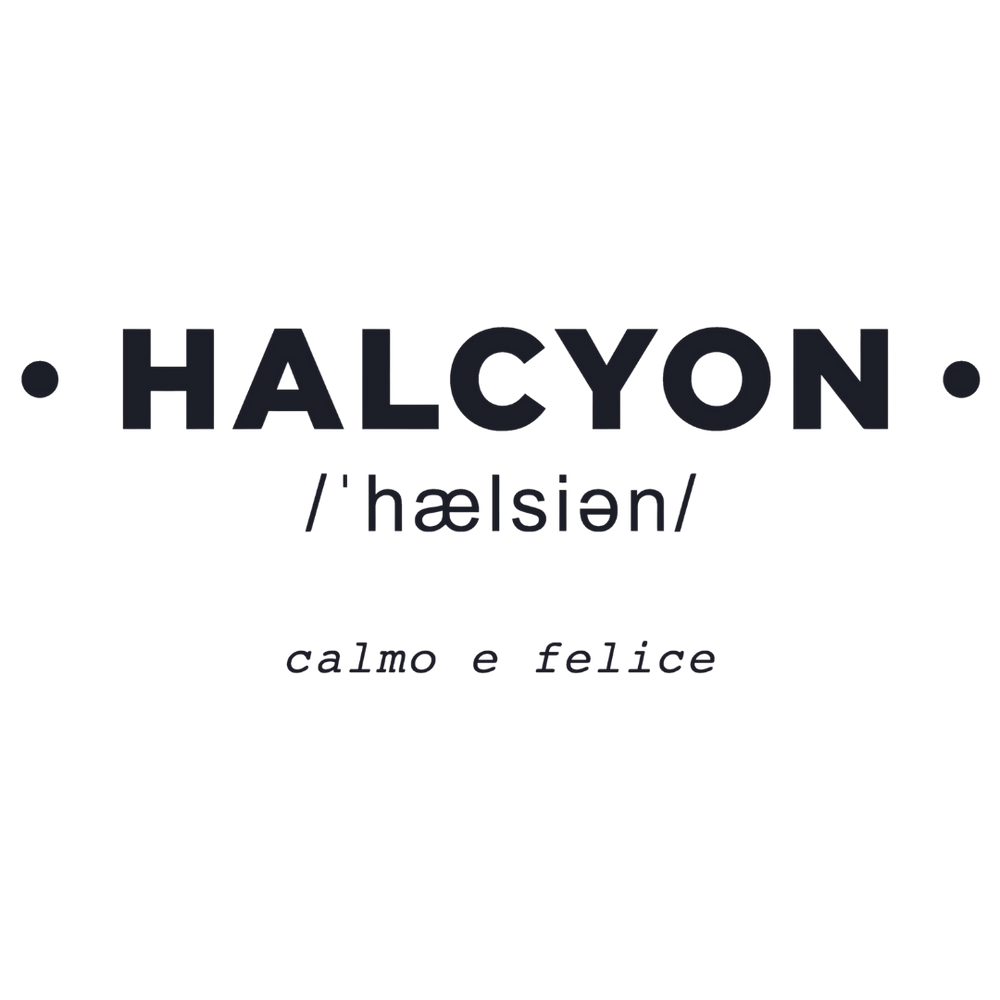 Adesivo murale 'HALCYON' con significato di calma e felicità, in una stanza ben arredata, che invita al relax.