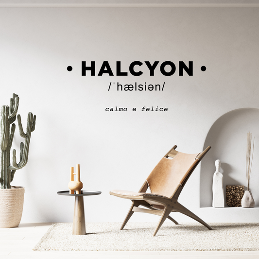 Ambientazione Adesivo murale 'HALCYON' con significato di calma e felicità, in una stanza ben arredata, che invita al relax.