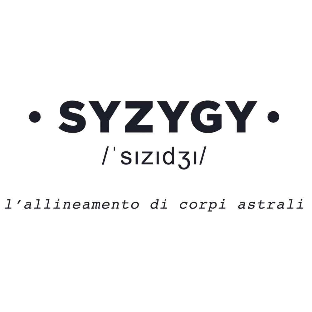 Adesivo murale 'SYZYGY' in elegante tipografia con traduzione italiana, ideale per decorazione di interni ed appassionati di astronomia.