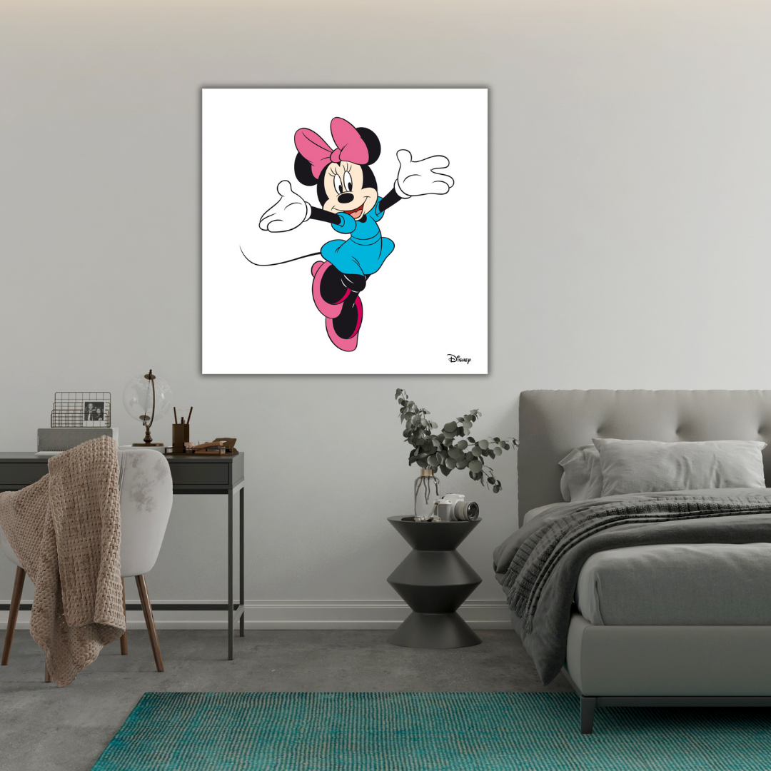Ambientazione Quadro Opera d'Arte di Minnie in posa gioiosa, disponibile su tela e carta eco fiber intelaiata, per un autentico tocco Disney a casa tua.