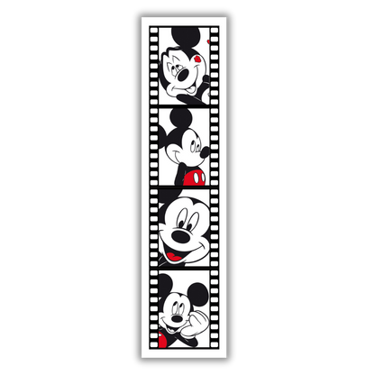 Quadro Opera d'Arte di Una striscia cinematografica artistica che presenta Mickey Mouse in varie pose affettuose, perfetta per aggiungere un tocco di romanticismo e storia del cinema a qualsiasi ambiente.