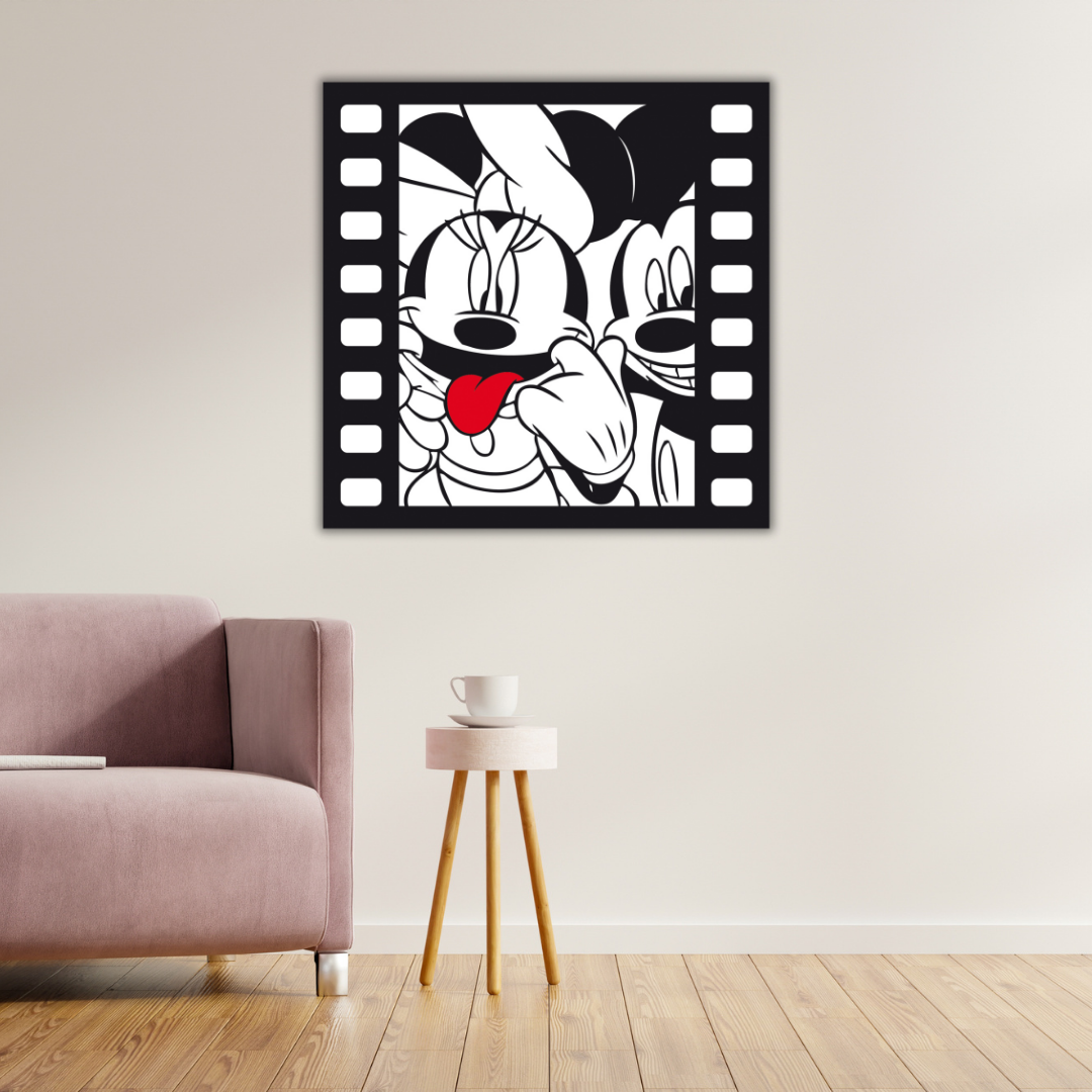 Ambientazione Quadro 'Keep Joking' mostra un ridente Mickey Mouse con Minnie che fa la lingua, perfetto per aggiungere un messaggio positivo e lo spirito Disney a qualsiasi spazio.