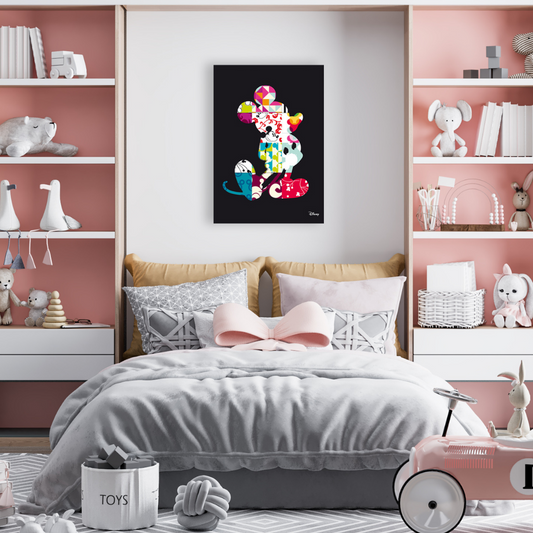 Ambientazione in camera del Quadro artistico di Topolino in stile patchwork con vari motivi geometrici e colori vivaci, intitolato 'Big Patchwork Mickey Mouse', sulla parete di un ufficio moderno.