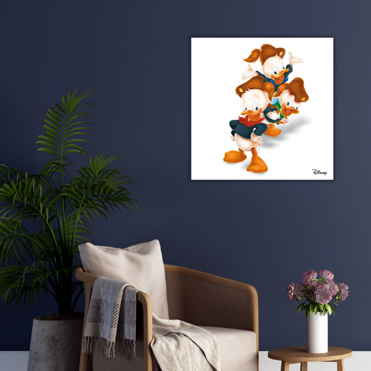 Ambientazione Quadro Stampa artistica delle Giovani Marmotte, simboli di avventura e amicizia Disney, disponibile su tela e carta eco per decorazioni ispirate.