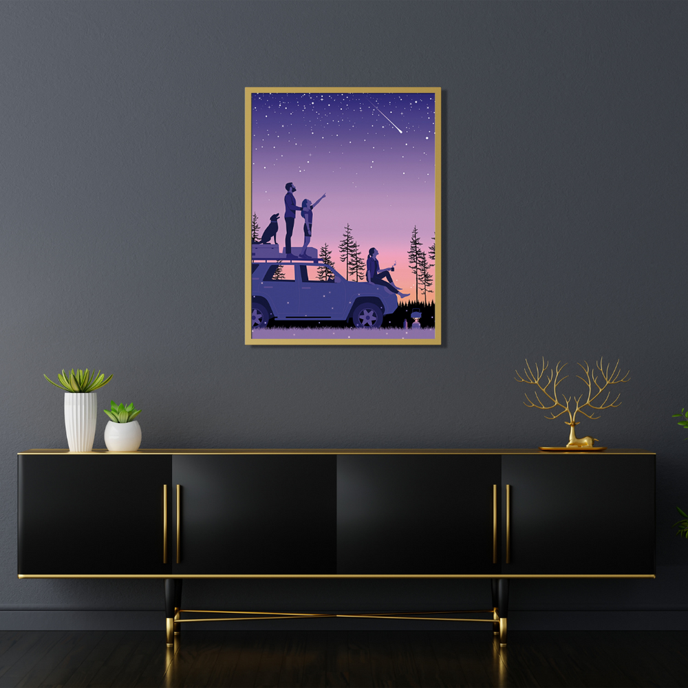 Ambientazione quadro "Summer Family Trip" di Joey Guidone, un'illustrazione che ritrae una famiglia in viaggio, assorta nell'ammirazione del cielo notturno, con un'atmosfera di avventura e serenità.