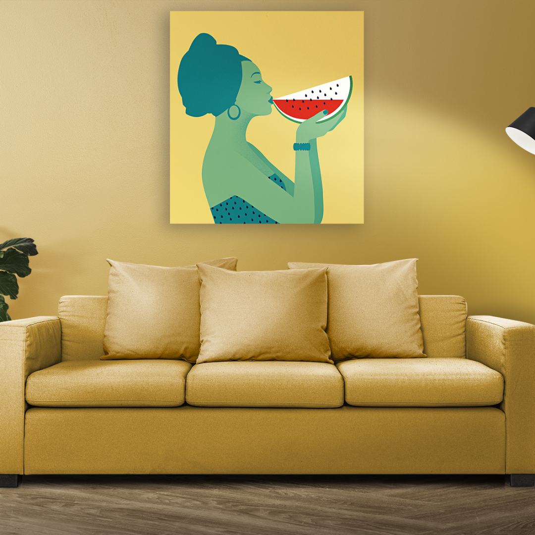 Ambientazione quadro "Summer Drink" di Joey Guidone, un'illustrazione vivace di una donna che assapora l'anguria, evocando il relax e il sapore dell'estate.