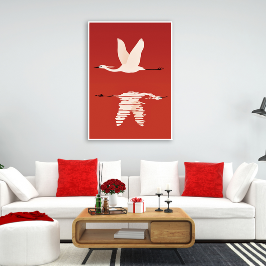 Ambientazione quadro con Una gru bianca elegante in volo su uno sfondo rosso vivo riflesso sull'acqua, nell'opera "Volo Pindarico" di Joey Guidone.