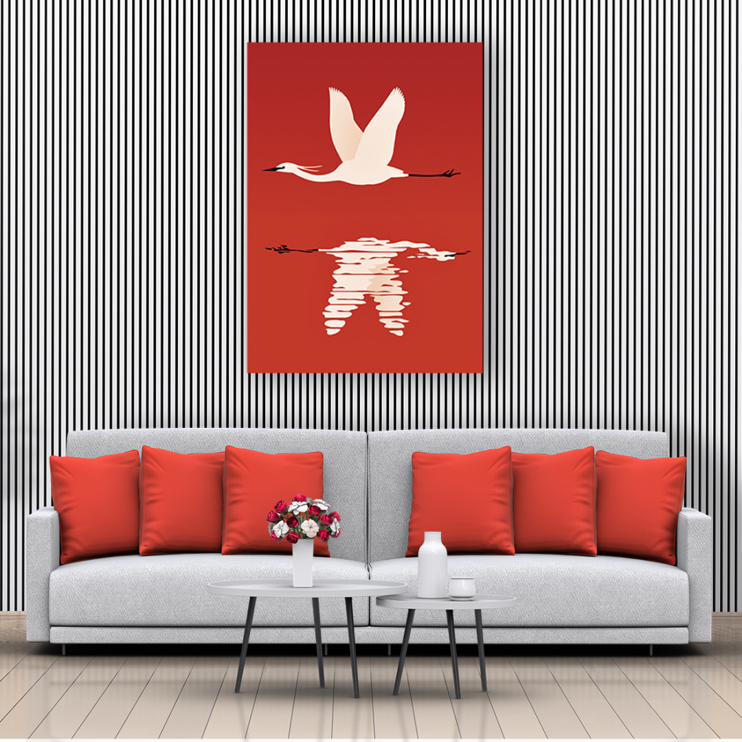 Ambientazione di Una gru bianca elegante in volo su uno sfondo rosso vivo riflesso sull'acqua, nell'opera "Volo Pindarico" di Joey Guidone.