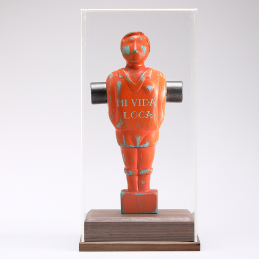 Statuetta 'Bar Sport' di Johnny Hermann in arancio, che incarna la vitalità e la passione per il gioco.