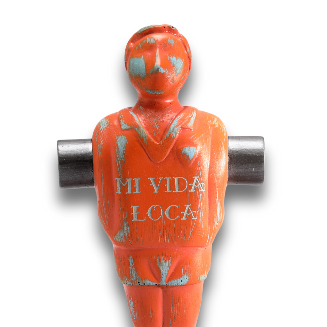Dettaglio statuetta arancione 'Mi Vida Loca'