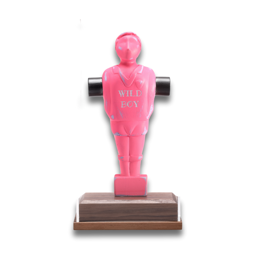 Statuetta rosa 'Wild Boy' su sfondo nero