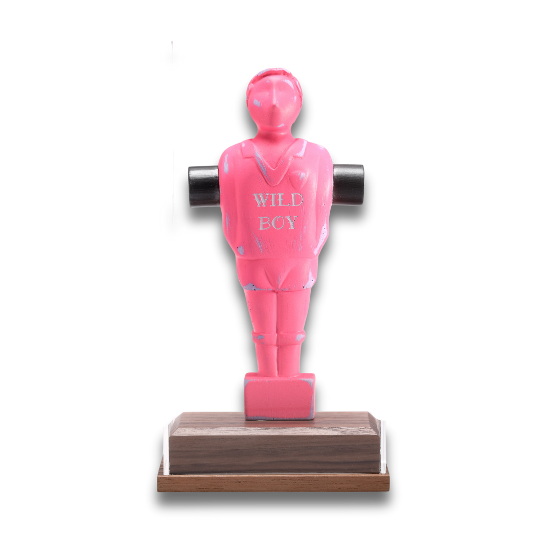 Statuetta rosa 'Wild Boy' su sfondo nero